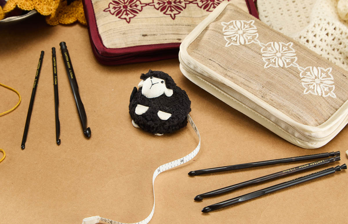 Crochet hook with Accessories & yarn